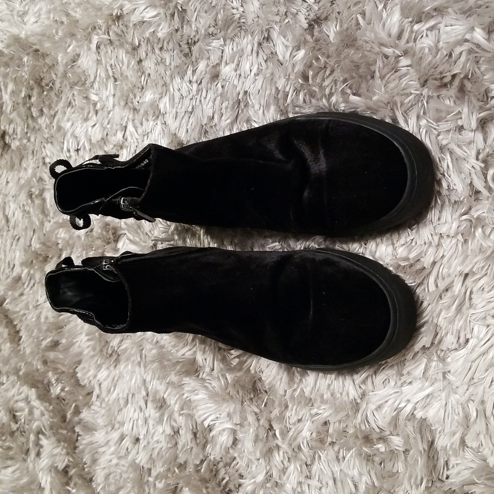 "Zara" Velvet Sneakers